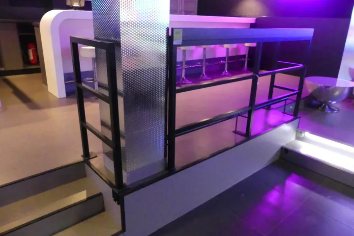 Geländer/Absperrgeländer, schwarz, mit Standfüßen Maße in cm ca. 204 x 60 x 103